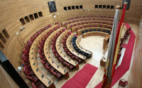 ​Cómo conseguir un 'paro' de 2.400 euros brutos mensuales durante dos años tras un trabajo en política de 69 meses