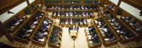 Casi 9.900 euros de paro para los diputados autonómicos vascos por dos meses con el Parlamento cerrado