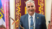 El alcalde de Chipiona, que pide disculpas por bailar y cantar ‘Viva España’ sin restricciones, cobra por asistencias