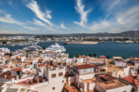 ​¿Médico en Ibiza y sin poder pagar el alquiler de un piso? Esto es lo que cobran los directores gerentes de los hospitales en Baleares