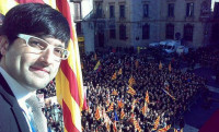 El jefe de Prensa de la Generalitat de Cataluña que anima a la guerra civil cobrará 5.000 euros brutos este mes y 10.000, en junio