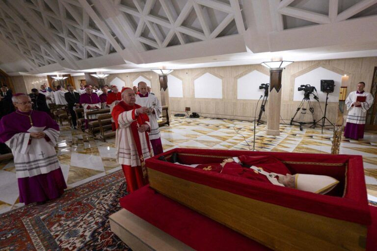 Papa Francisco féretro capilla santa Marta
